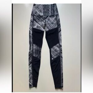 Lululemon Size 4 Hot to Street Heat Wave White Black Running Yoga Pants